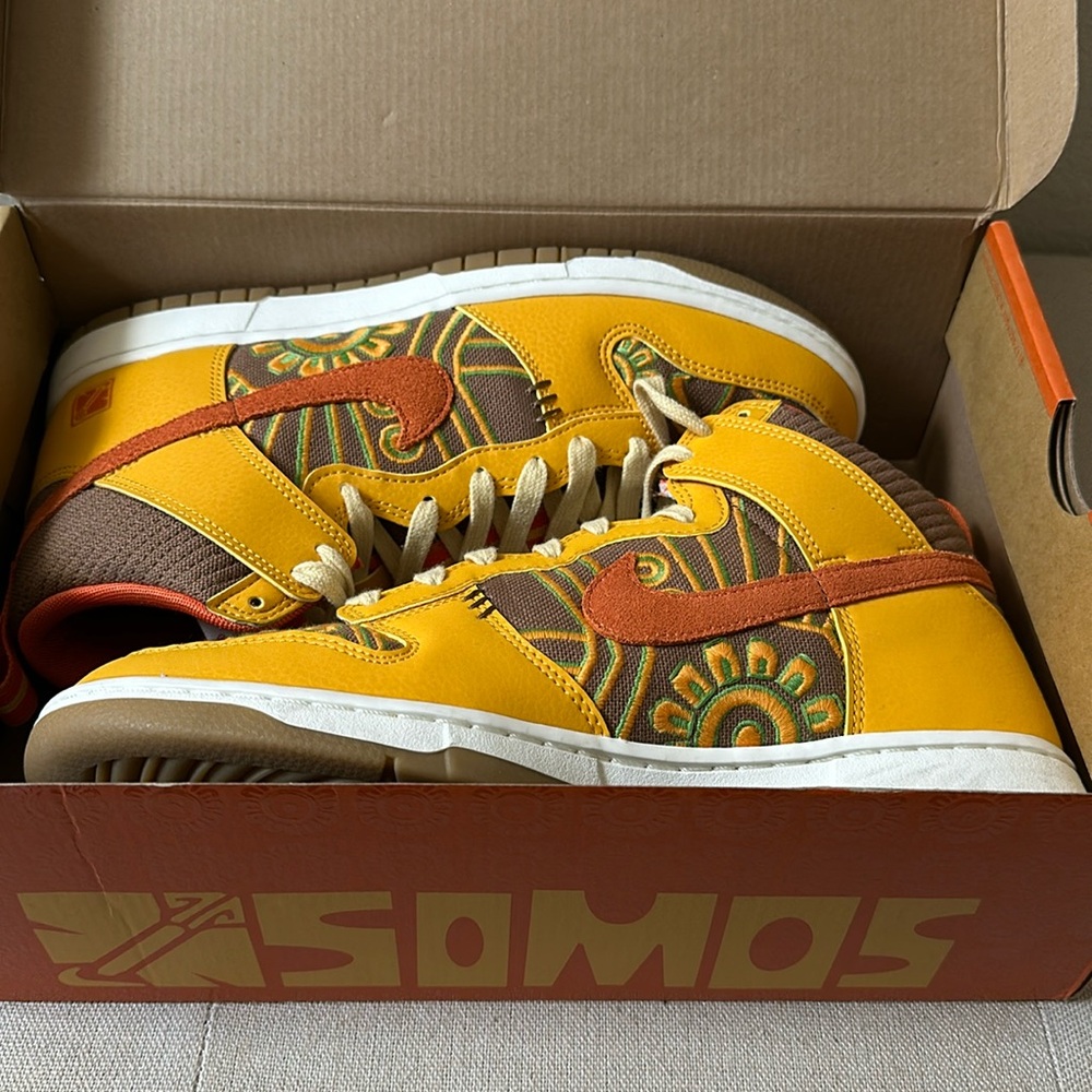 Nike Dunk High PRM Somos Familia Men's Size 9.5 - DZ5354-045